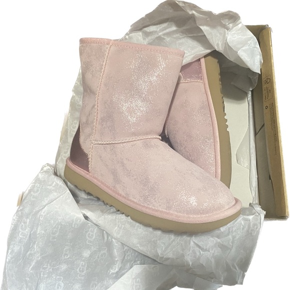 UGG - Picture 2 of 4